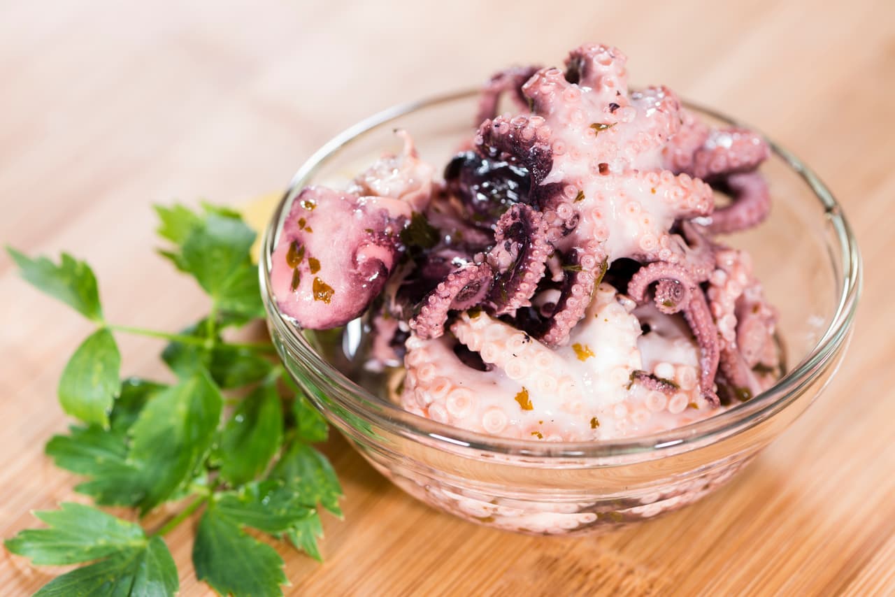 Después deja descongelar durante algunas horas y llévalo a una olla profunda donde cubras el pulpo con suficiente agua. Agrega cebolla y hojas de laurel; mucho se ha dicho sobre el uso de esta especia para la cocción de mariscos, pero todo depende de tus gustos.