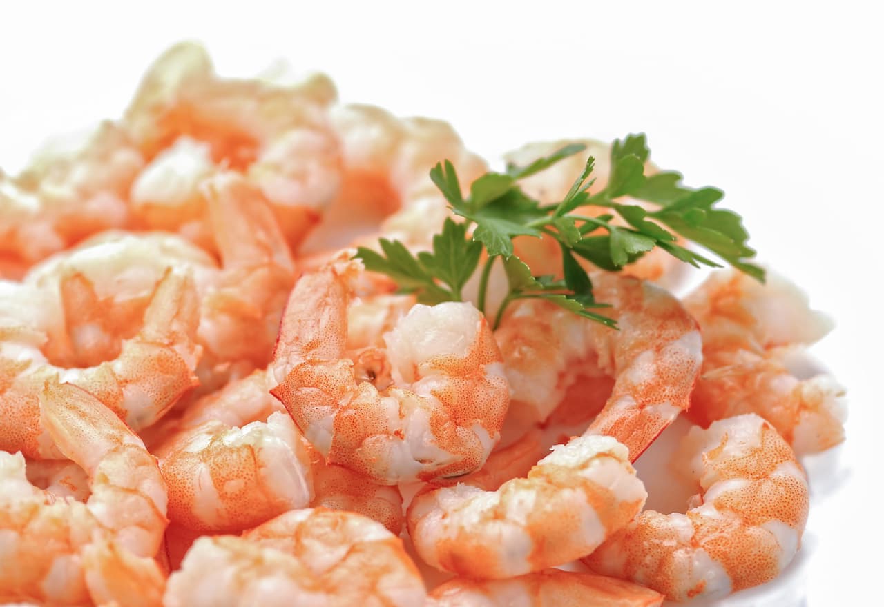 Camarón: dependiendo de tus gustos, este puede ser a la plancha, hervidos, o incluso también horneados. Procura añadir de 80 a 100 gramos de sal por cada litro de agua, y después del punto de ebullición cuece por un minuto y medio.