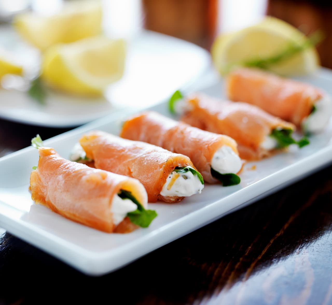 Para los filetes de pescado, cualquiera de estas tres opciones de cocción son exquisitas, la cuestión es saber prepararlos con especias y/o salsas de tu agrado. También puedes hacer rollos con ellos y rellenarlos con quesos o incluso con verduras. Esta opción incluso funciona con el salmón.