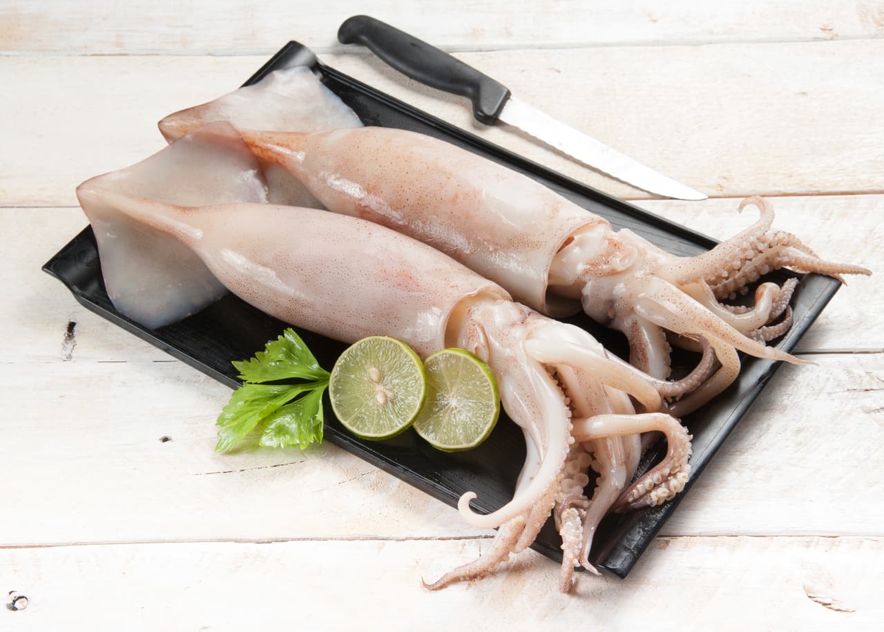 Calamar. Es excelente porque casi ninguna parte de su carne se desperdicia y es muy versátil ya que lo puedes cocer al vapor, a la plancha, guisados, o hasta en sopas. Su cocción al vapor es igual a la del pulpo, solo que en este caso es necesario ponerle la sal desde el principio. El tiempo estimado es alrededor de 15 a 20 minutos, dependiendo de su tamaño.