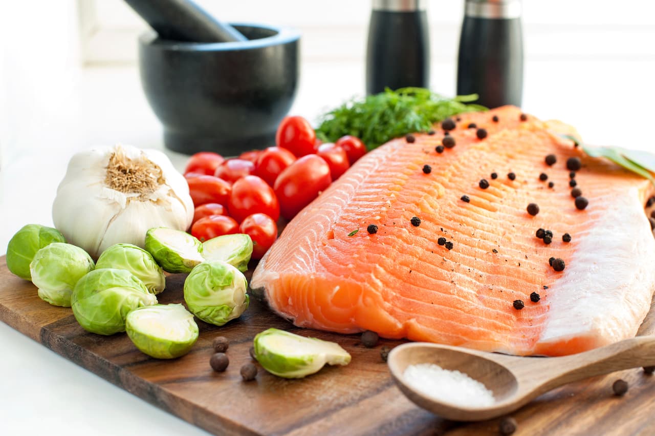 Salmón: es muy fácil de cocinar porque se cuece rápidamente.