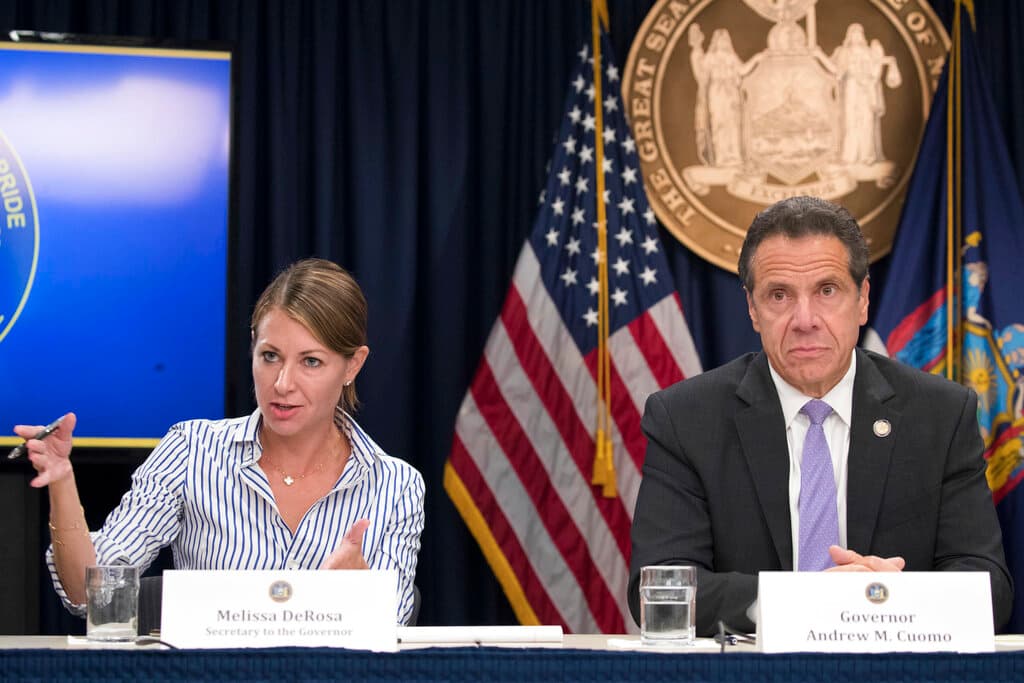 Asesores de Cuomo alteraron informe sobre muertes por covid-19 en geriátricos, según reportes