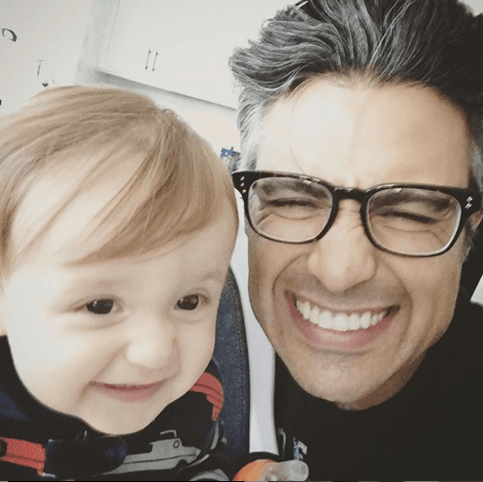 A pesar de colaborar en distintos proyectos en Estados Unidos, Jaime Camil se asegura de siempre tener tiempo para sonreír y divertirse con sus hijos.