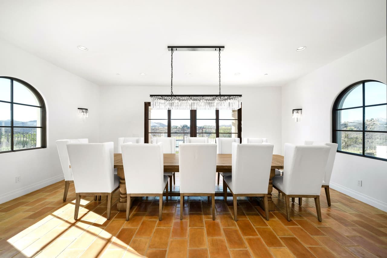 El comedor está en otra habitación de la mansión, la cual tiene vista a las montañas.