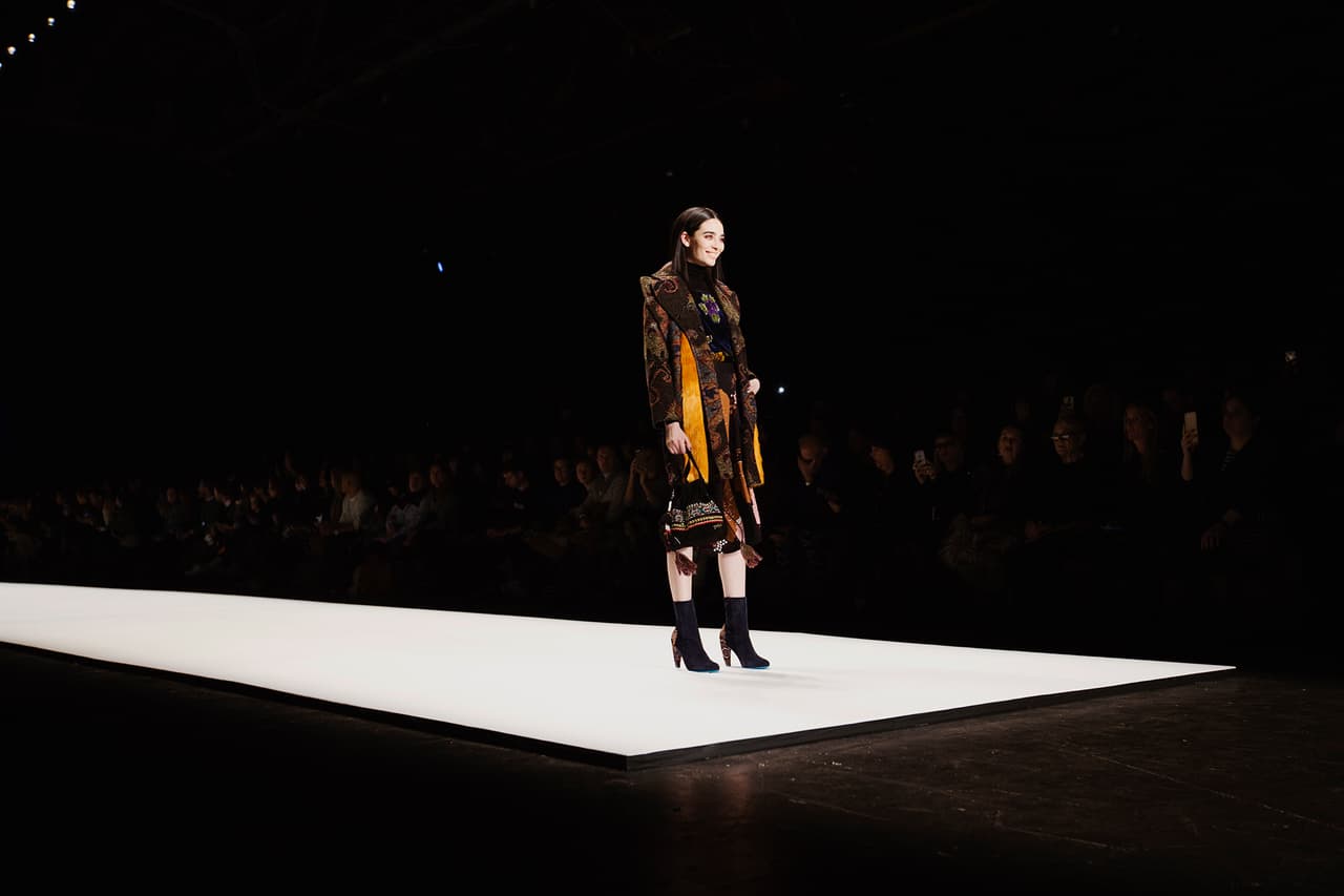 Caminar con gracia hasta el final de la pasarela (en donde se encuentran todos los fotógrafos), parece un trabajo muy sencillo para esta joven que hoy vive en Brooklyn y que ya logró protagonizar una portada de la revista Vogue Italia.