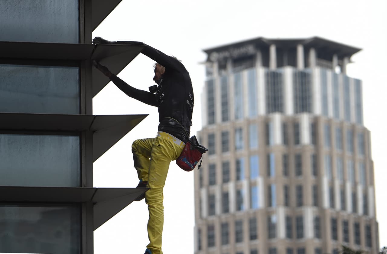 El escalador Alain Robert, también conocido como el ‘hombre araña francés’, trepó el martes 29 de enero las torres GT de Manila, Filipinas, de 47 pisos de altura.