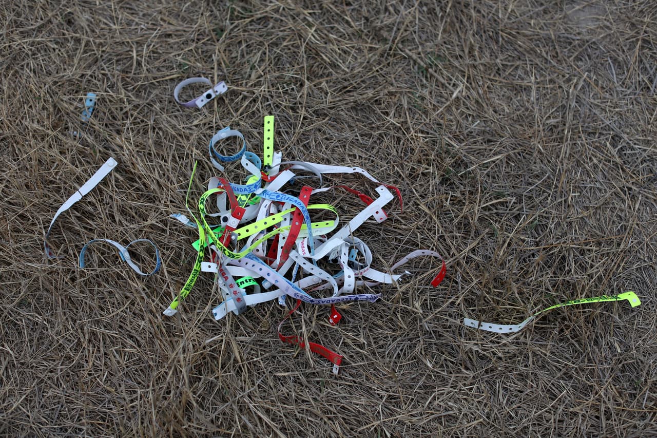 Decenas de pulseras de plástico, similares a las que se usan en conciertos o centros turísticos, muestran uno de los mecanisos que usan los coyotes (traficantes de personas) para identificar a los inmigrantes, según la agencia AP. En las pulseras se lee "entregas" y "llegadas", en español.