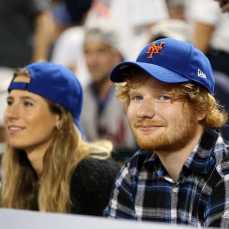 Desde hace dos años y 10 meses dejó de fumar, hace constantemente ejercicio y ha moderado su consumo de alcohol. En gran parte gracias a la ayuda de su esposa, 
<b><a href="https://www.univision.com/entretenimiento/boda-en-camino-ed-sheeran-se-compromete-con-su-amiga-de-la-infancia">Cherry Seaborn (en foto).</a></b>