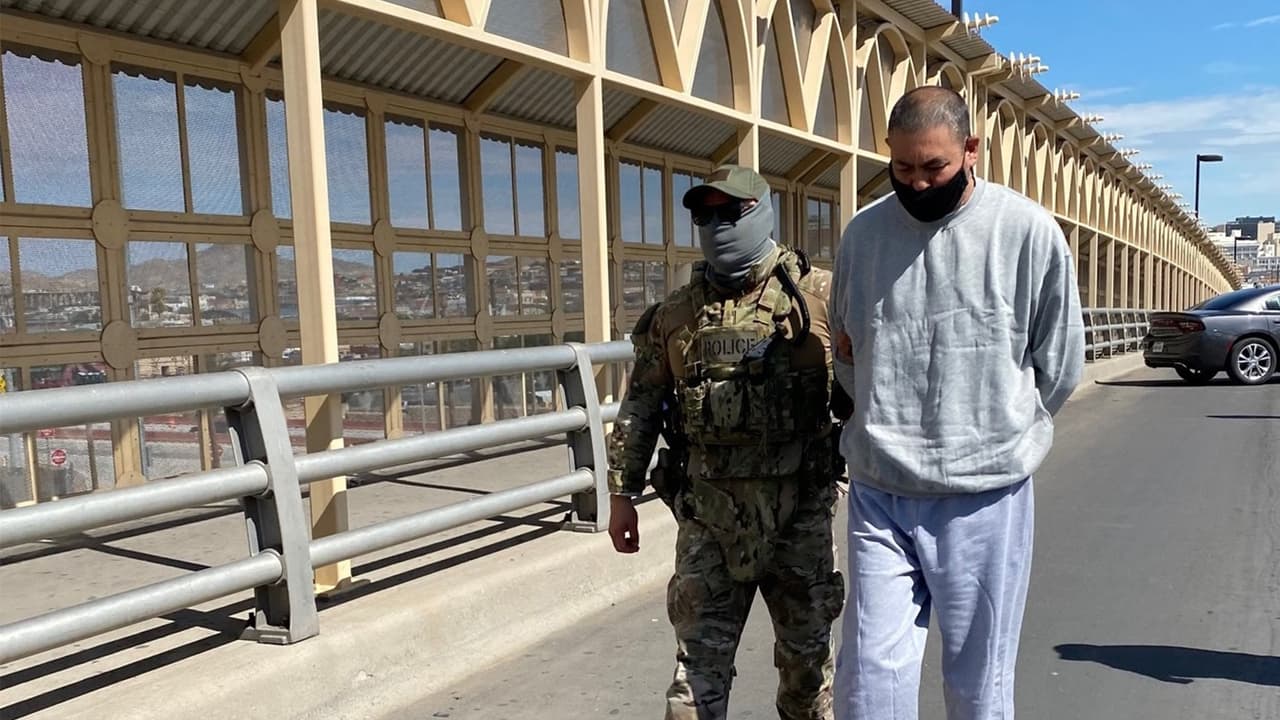 Entregan a autoridades mexicanas a Martín Daniel Castillo en el puente de El Paso, Texas