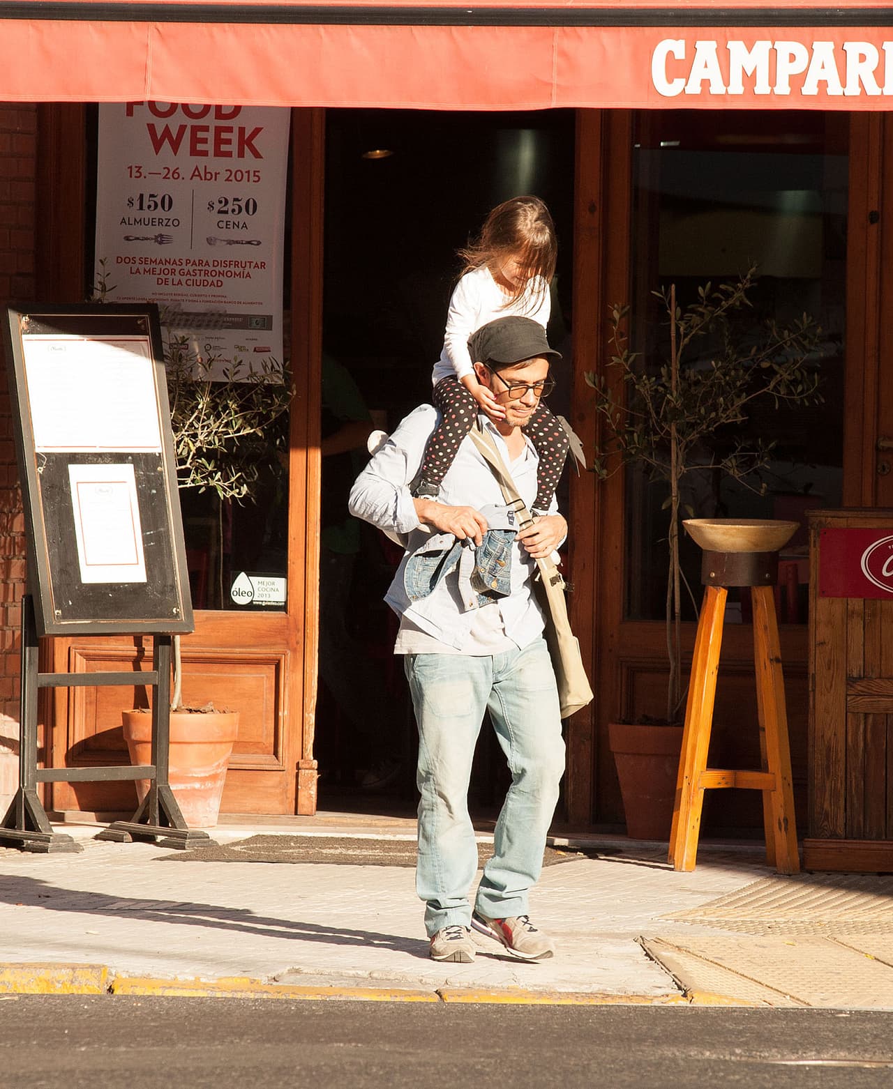 "También tengo que recordar que han nacido en una época diferente. Su mundo está mucho mejor conectado que el mío cuando estaba creciendo y, siendo sincero, mis hijos están haciendo cosas que me gustaría haber podido hacer a mí", dijo el mexicano.