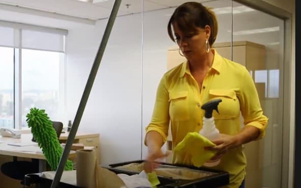 Carmen terminó buscando trabajo limpiando oficinas y, a pesar del giro que había dado su vida después de ser reina, convirtió su nueva situación en una oportunidad. Ahora tiene una empresa de limpieza.