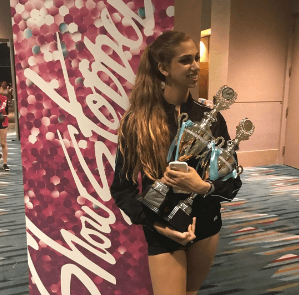 Es muy buena en ese deporte, pues ha ganado varios premios en algunas competencias en las que ha participado.
<br>