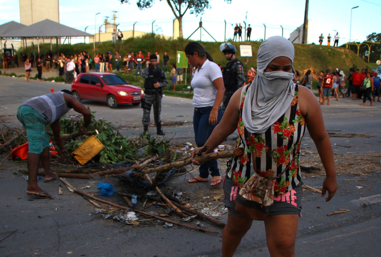 Algunos familiares de presos montaron barricadas en el exterior del complejo de prisiones Anisio Jobim, en Manaos, para exigir información sobre sus parientes.