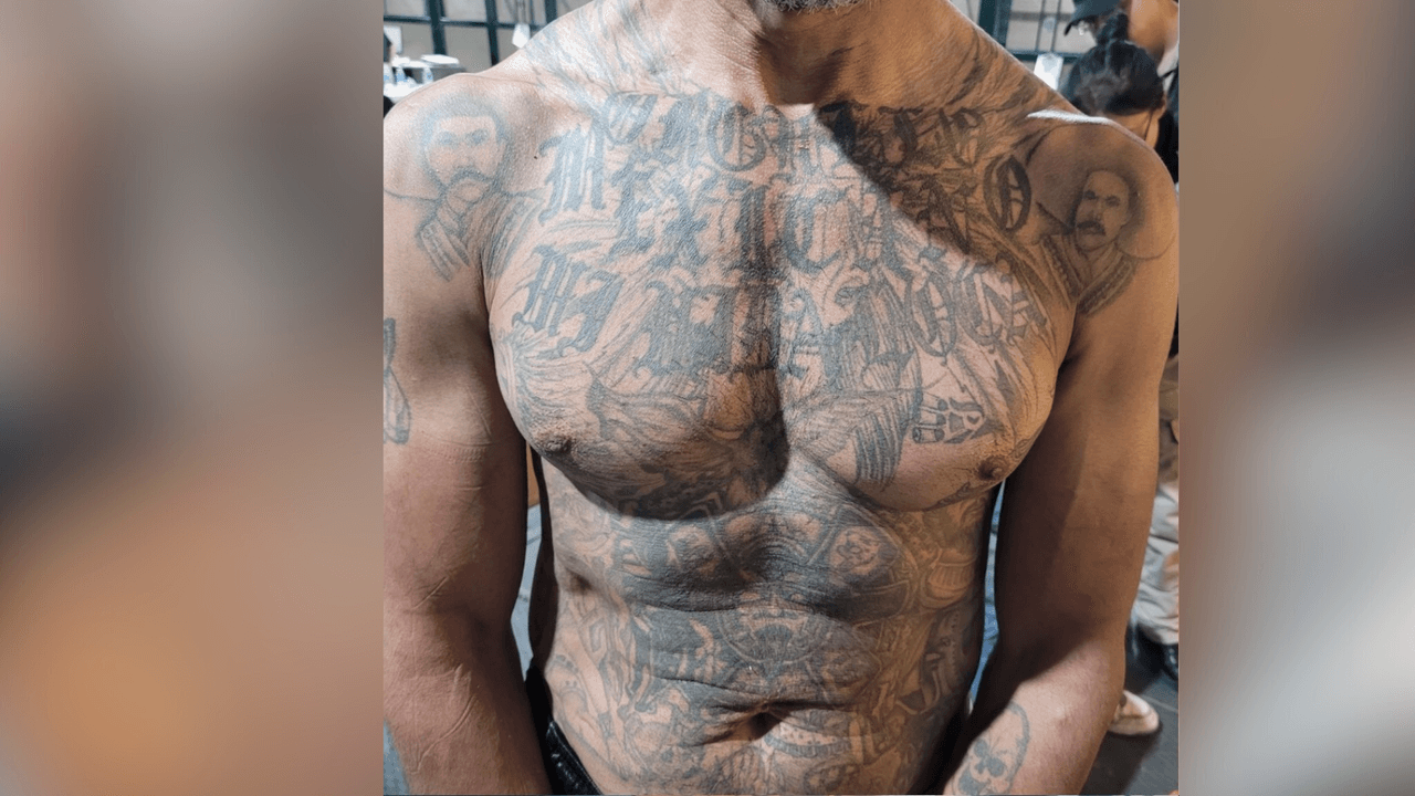 Las autoridades hicieron hincapié específicamente en los tatuajes que 
<b>Flores tenía en su cuerpo, algunos característicos de pertenecer a la Mexican Mafia.</b> En su pecho, tiene la palabra "mexicano" y además simbolismos históricos del país, como la imagen de Emiliano Zapata.
<br>
<br>📌 La 
<a href="https://www.univision.com/local/dallas-kuvn/mexican-mafia-gonzalo-lopez-profugo-fotos" target="_blank">Mexican Mafia en realidad no es de México</a>, sino que nació en Estados Unidos, en las cárceles de California. A la pandilla también le llama "la eMe".