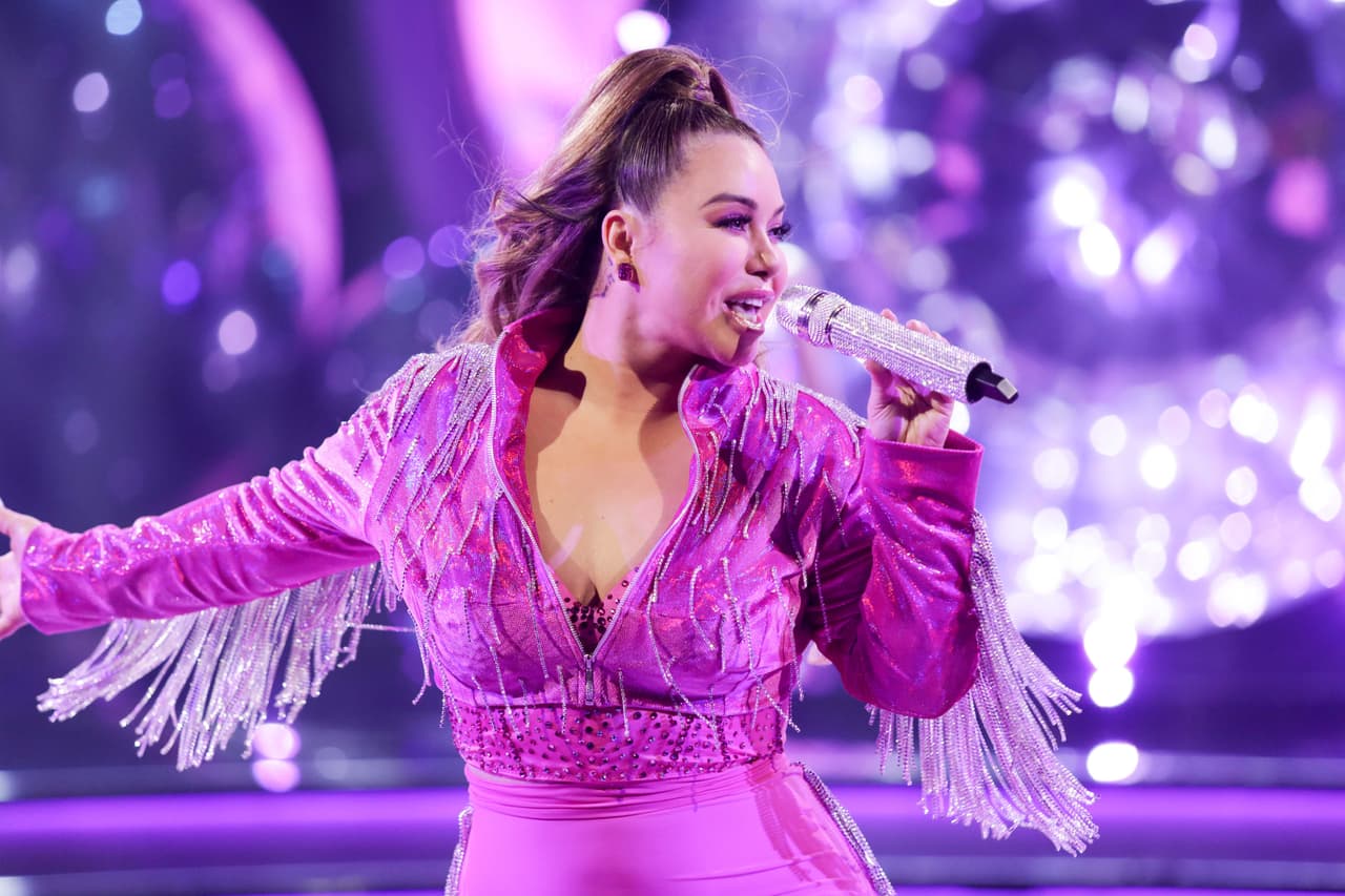 El tema trata la historia "de una muchacha que conoce a un muchacho y no puede esperar al martes para verlo de nuevo", explicó Chiquis.