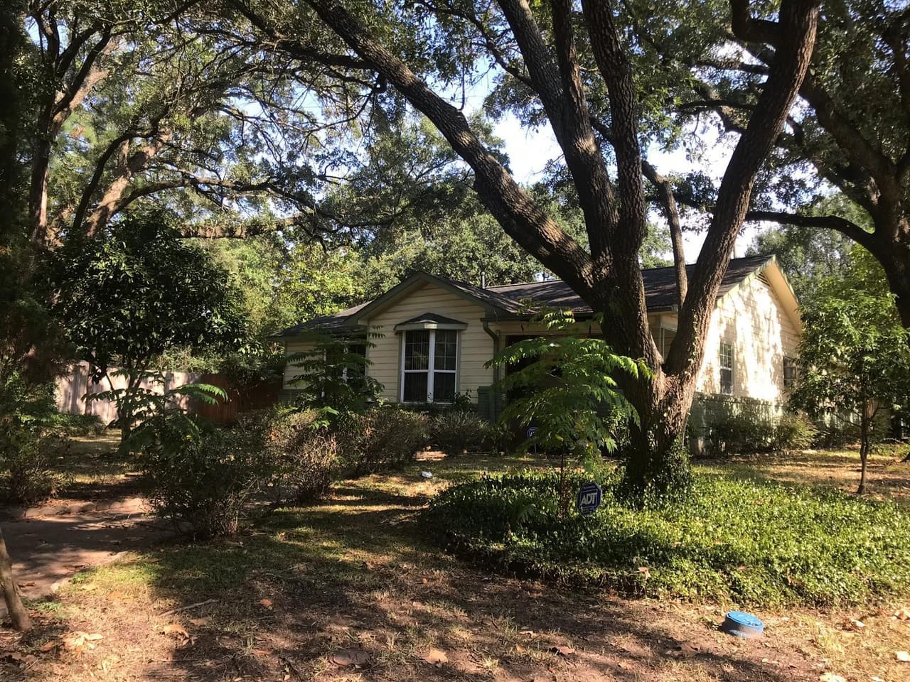 Está fincada sobre un terreno de 16,000 pies cuadrados. La casa se construyó en 1950 y se remodeló en 1995, de acuerdo con documentos publicados por la Oficina del Tasador del condado de Harris.