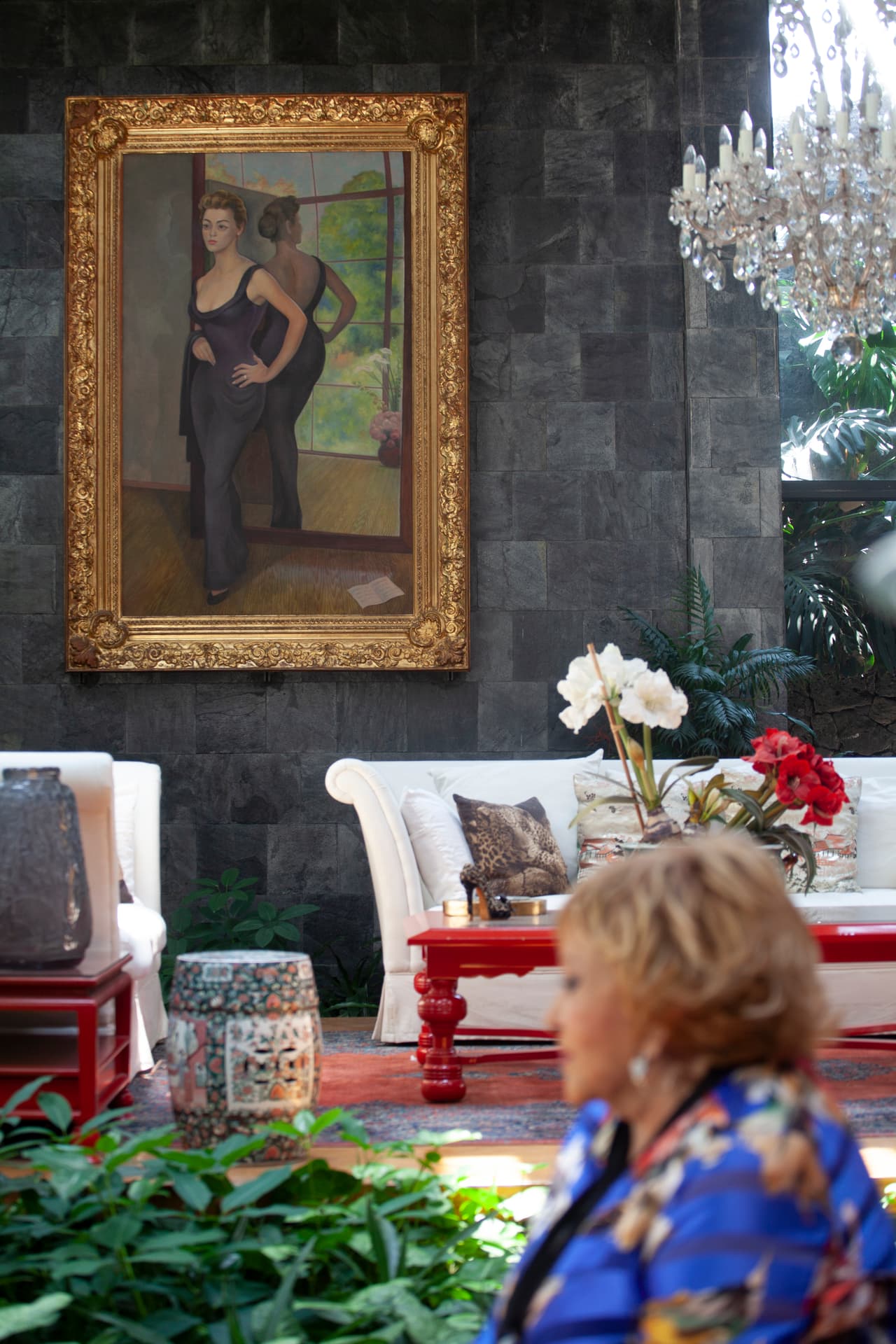 Una de esas experiencias arriegadas fue durante la dictadura franquista en España:
<br>
<br>"Pasamos 'Viridiana' de un país a otro, sin que lo vieran en España. Estaba entre trajes de toreros. Ahí metimos todos los rollos de 'Viridiana', y nunca se dieron cuenta de todo lo que estabamos pasando, porque si agarran la película la destrozan, ¿no?", dijo sobre el icónico filme de Luis Buñuel que estaba censurado en ese país europeo.