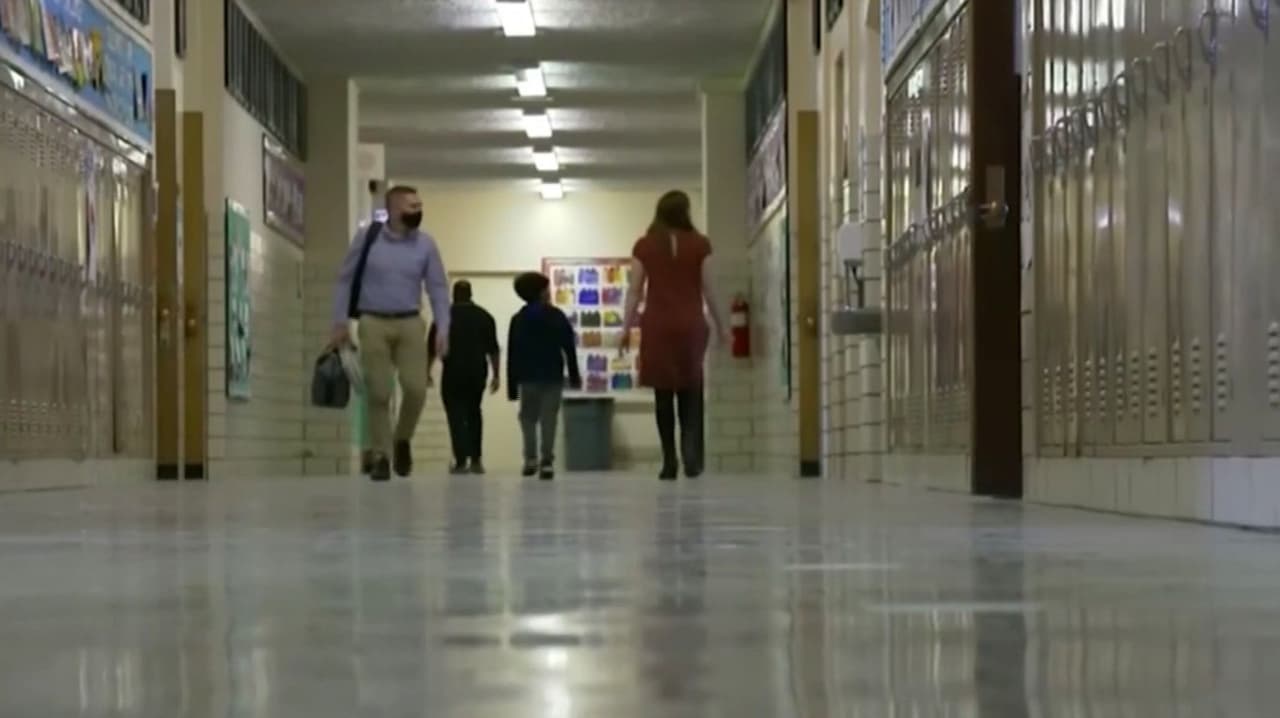 ¿Qué impacto puede tener el recorte de fondos a programas de inglés en escuelas públicas? Especialista lo explica