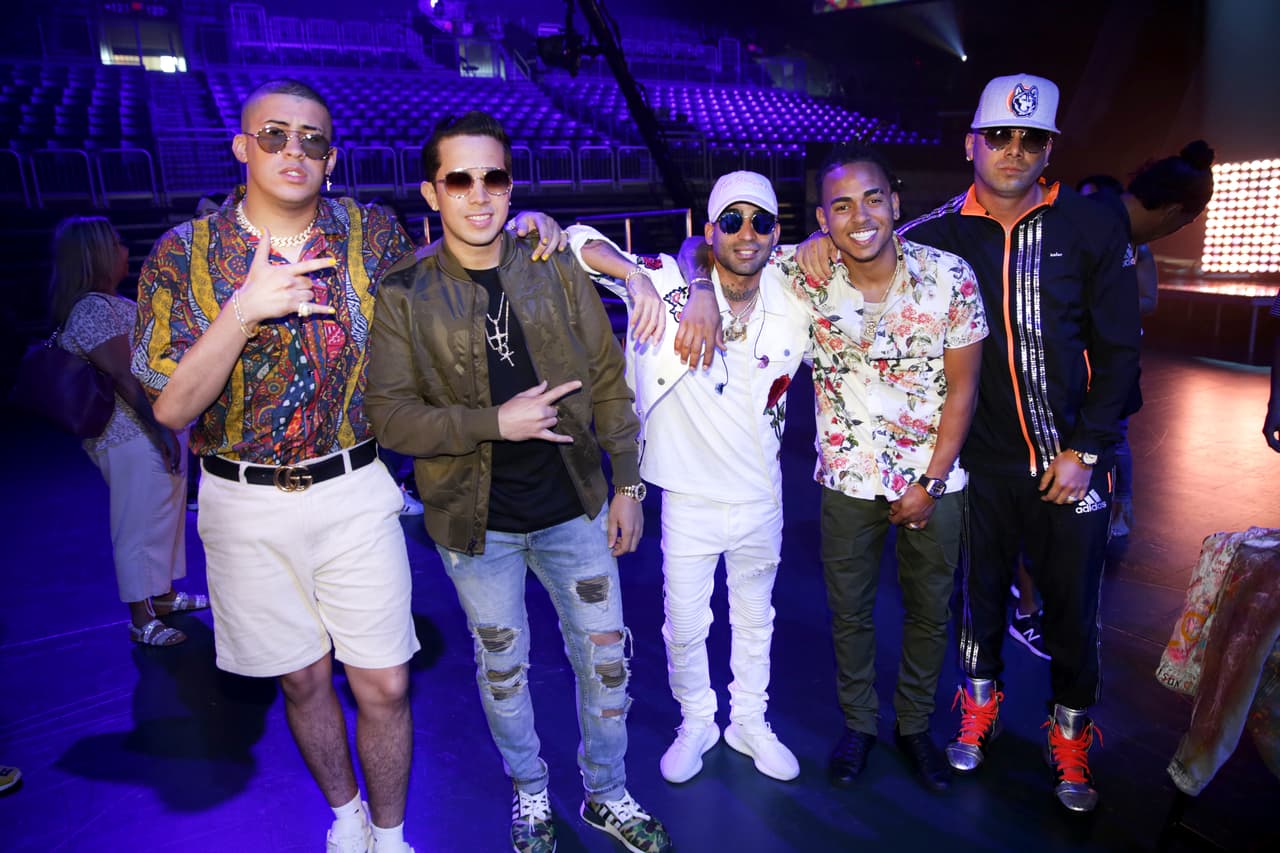 Cinco representantes de la música urbana se reunieron en Premios Juventud para los ensayos de la ceremonia del jueves.