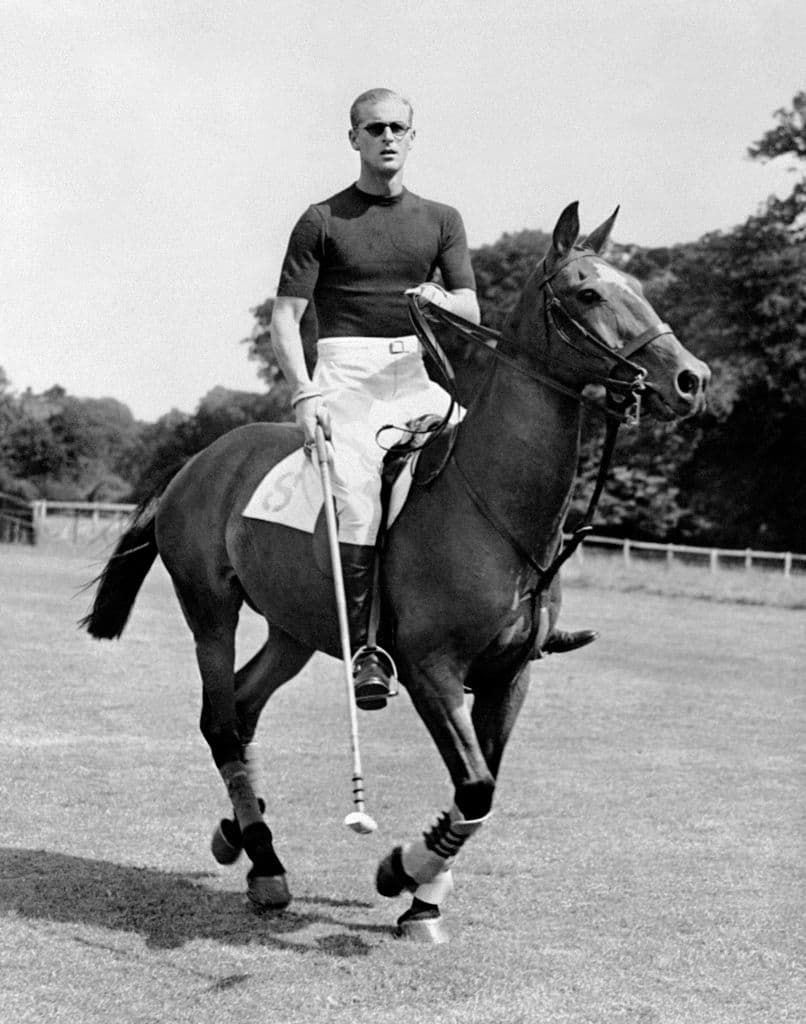 El príncipe Felipe de Edimburgo, de permiso en Inglaterra, jugando al polo el 7 de agosto de 1950, pocos días antes del nacimiento de su segundo hijo.