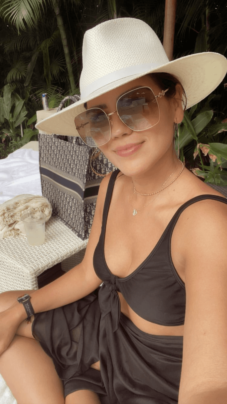 Y tras unos días de cielo nublado, por fin salió el sol en Nuevo Vallarta, por lo que la presentadora, su esposa y familia decidieron pasar un rato en la playa.