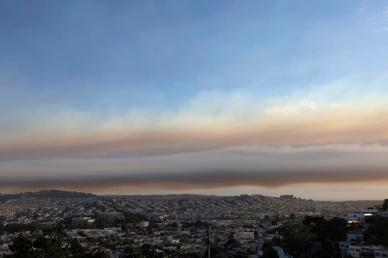 El humo de los siniestros obligó a las autoridades a emitir una alerta por la mala calidad del aire conocida como 
<a href="https://www.sparetheair.org/" target="_blank">Spare the Air</a>, que estará vigente por lo menos hasta el próximo domingo con la posibilidad de extender según el comportamiento de los fuegos.