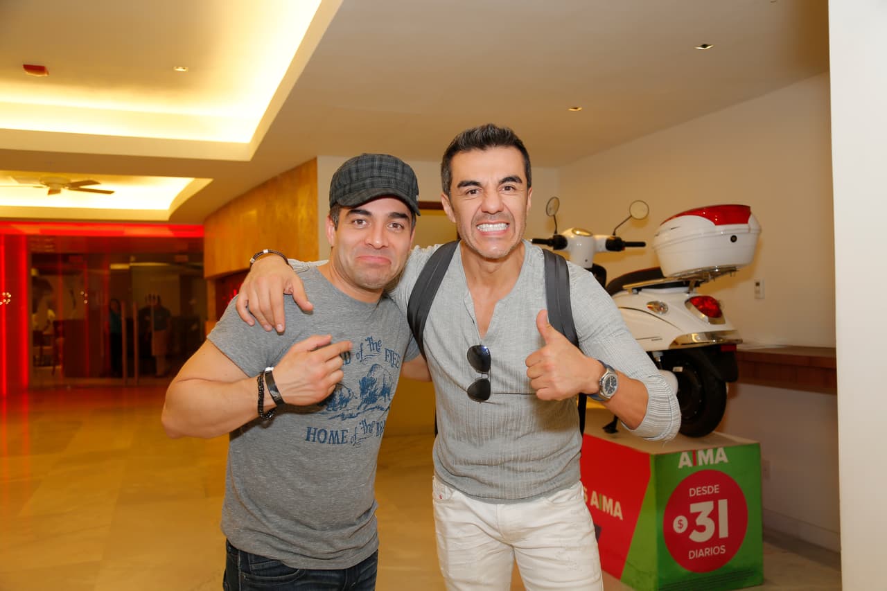 ¡Adrián Uribe y Omar Chaparro pasaron la prueba! Ambos llegaron a Acapulco con looks muy joviales que los hicieron ver muy atractivos.