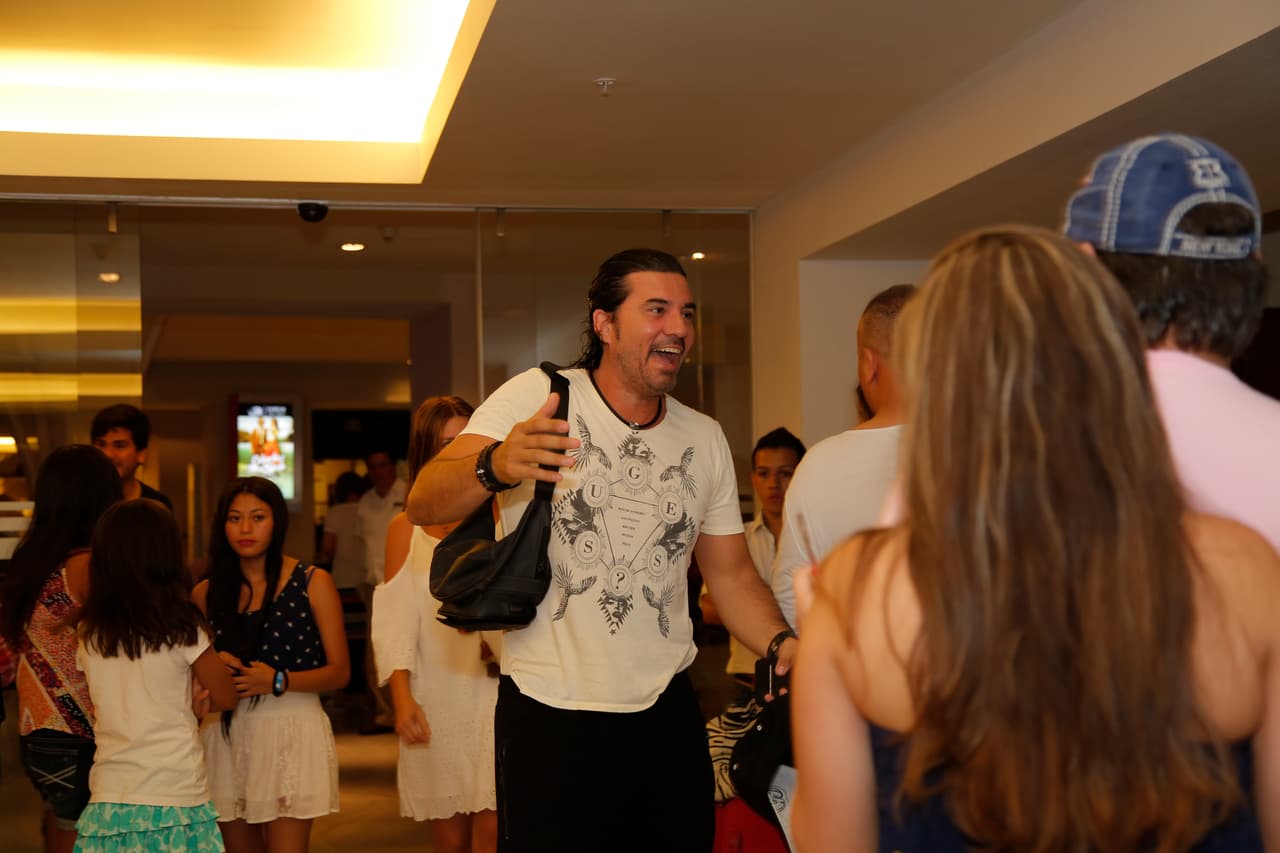 Sobre todo muy contento por encontrarse con mucho amigos.