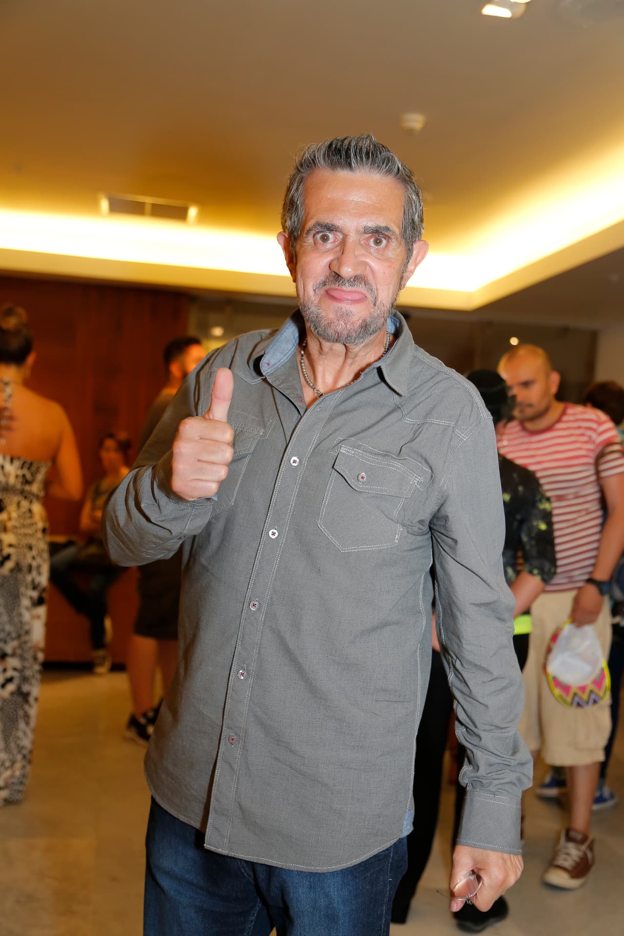 Manuel ˝Flaco˝ Ibáñez cada vez luce más delgado, y para arribar al puerto decidió llegar muy casual.