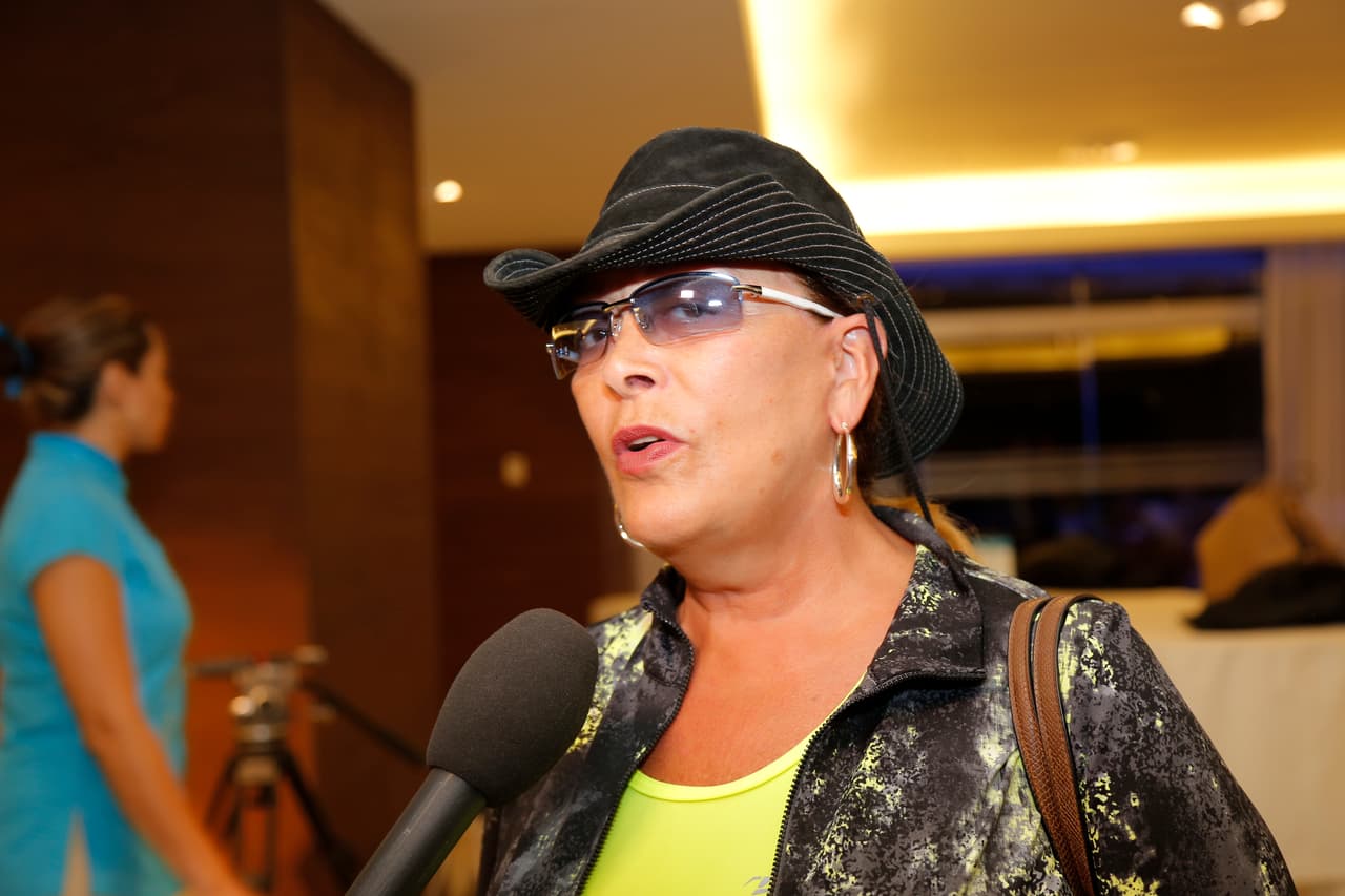 La que de plano se olvidó del glamour fue la querida Sylvia Pasquel, pues el sombrero y el tipo de gafas que llevaba no fueron la combinación perfecta.