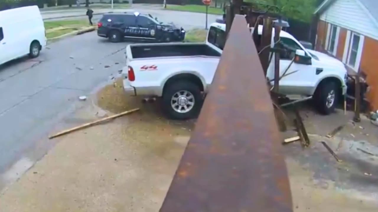 <h3 class="cms-H3-H3">Recomendaciones para padres y jóvenes: </h3>
<br>-
<b>No hay dejar que los menores de edad manejen solos</b> sin la formación adecuada.
<br>-
<b>Revisar el estado del vehículo y del tiempo</b> antes de salir.
<br>-
<b>Reducir la velocidad en calles mojadas </b>es una regla a seguir siempre.
<br>Este accidente, aunque no terminó en tragedia, recuerda lo frágil que puede ser un segundo al volante.
<b>La seguridad comienza en casa, con conversaciones claras y decisiones responsables.</b>