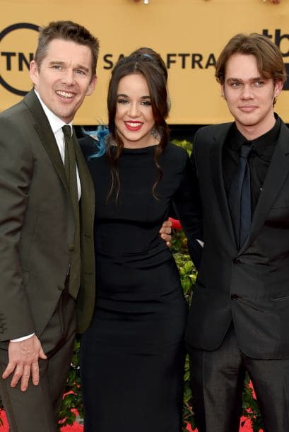 El elenco de 'Boyhood', Ethan Hawke, Lorelei Linklater y Ellar Coltrane, ¡hasta que los chamacos se dignaron a sonreír!