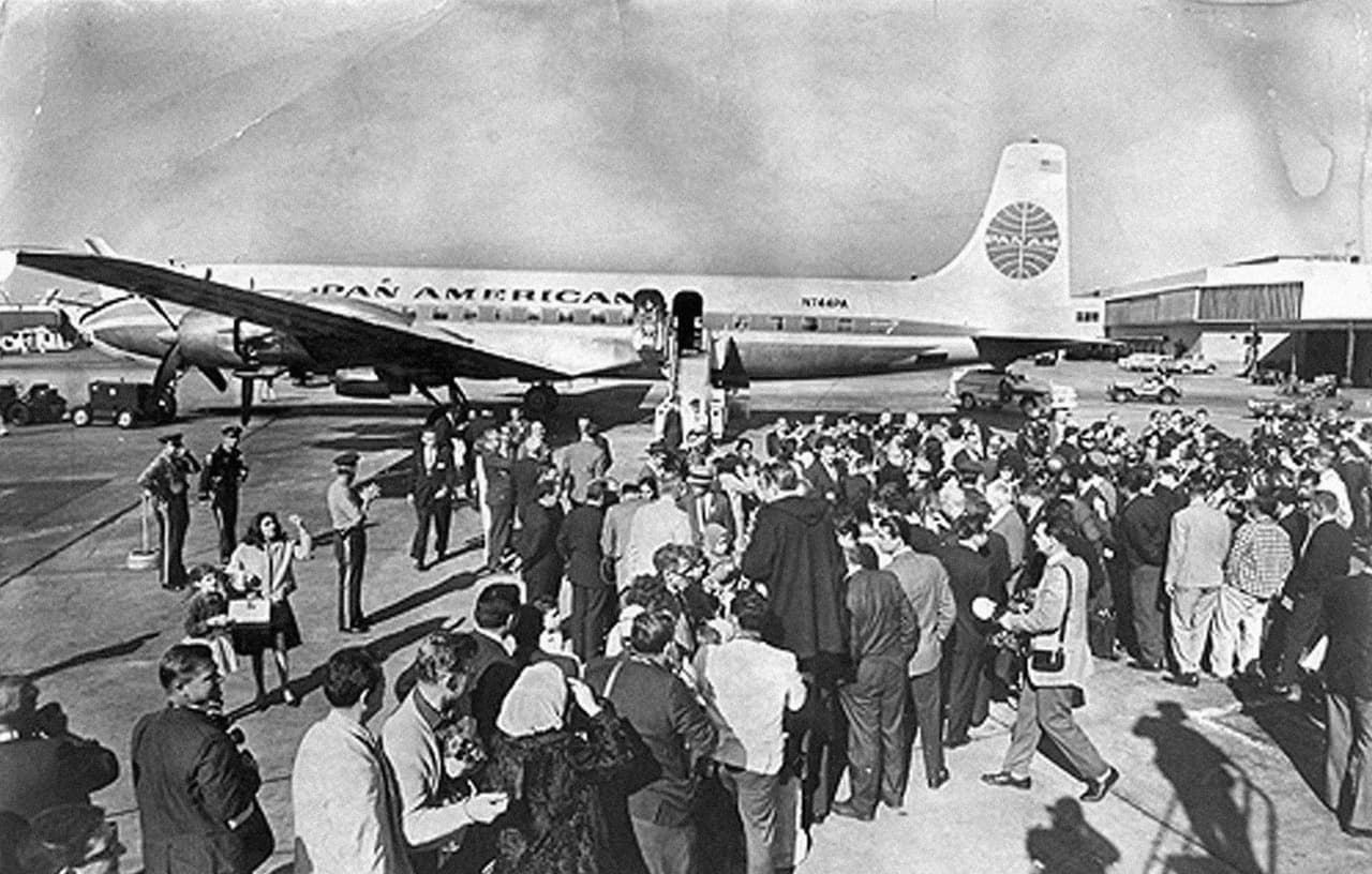 <b>Freddom Flights. </b>Tras el fin de las operaciones en Camarioca, y gracias a un acuerdo entre Lyndon B. Johnson y Fidel Castro se iniciaron los llamados 'vuelos de la libertad', una manera más segura y ordenada. Estos vuelos se efectuaron dos veces al día, cinco días a la semana desde el 1 de diciembre de 1965 hasta abril de 1973 cuando fueron cancelados por el presidente Richard Nixon. En estos vuelos viajaron a Estados Unidos cerca de 300,000 cubanos.
<br>