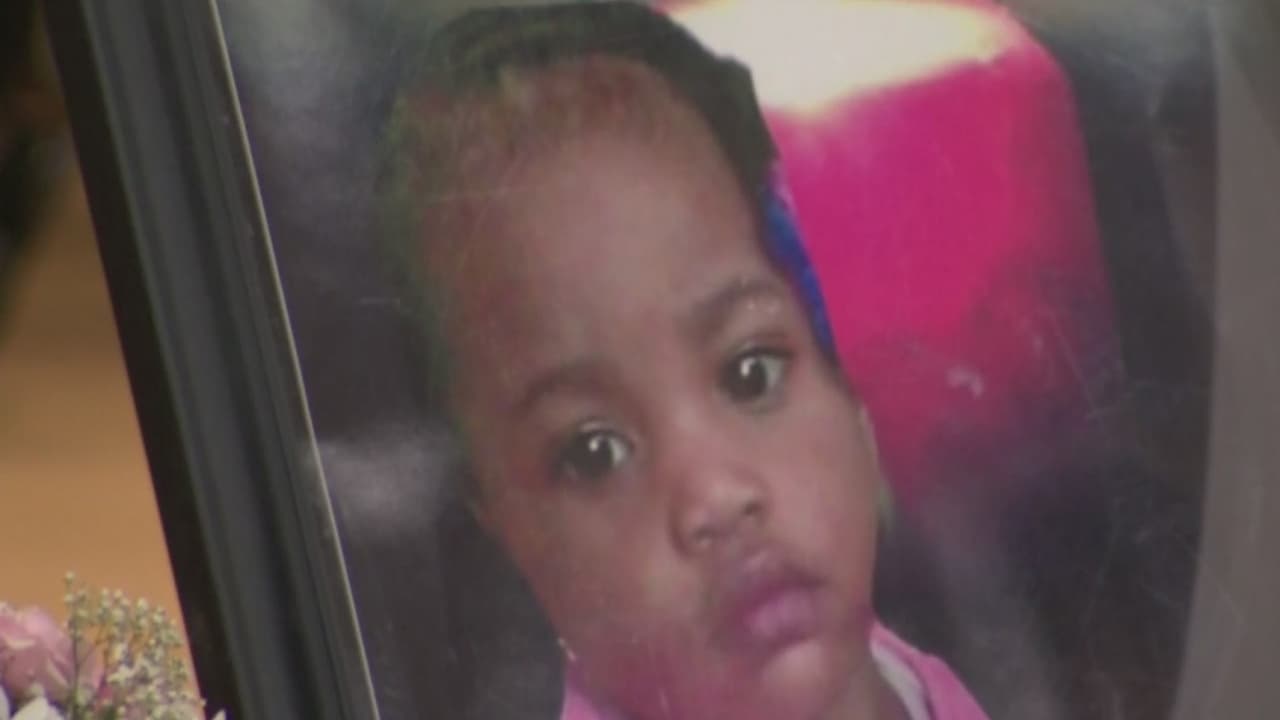 La abuela de la niña que apareció muerta bajo un sofá niega su responsabilidad en el caso