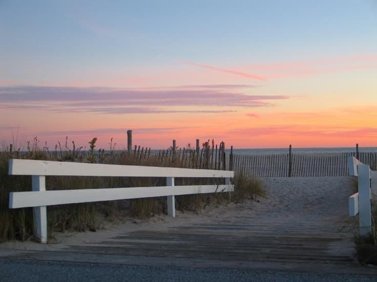 Las playas de
<b>Cape May</b> en Nueva Jersey tienen muchas actividades que tu puedes hacer como nadar, hacer surf o jugar voleyball.