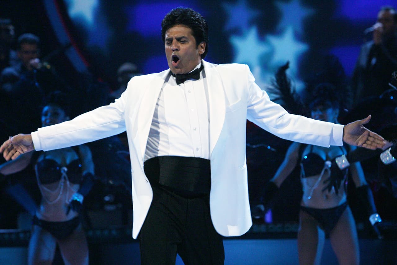 A la mitad de la competencia, Erik Estrada sorprendió al público con una mezcla de disco y samba.