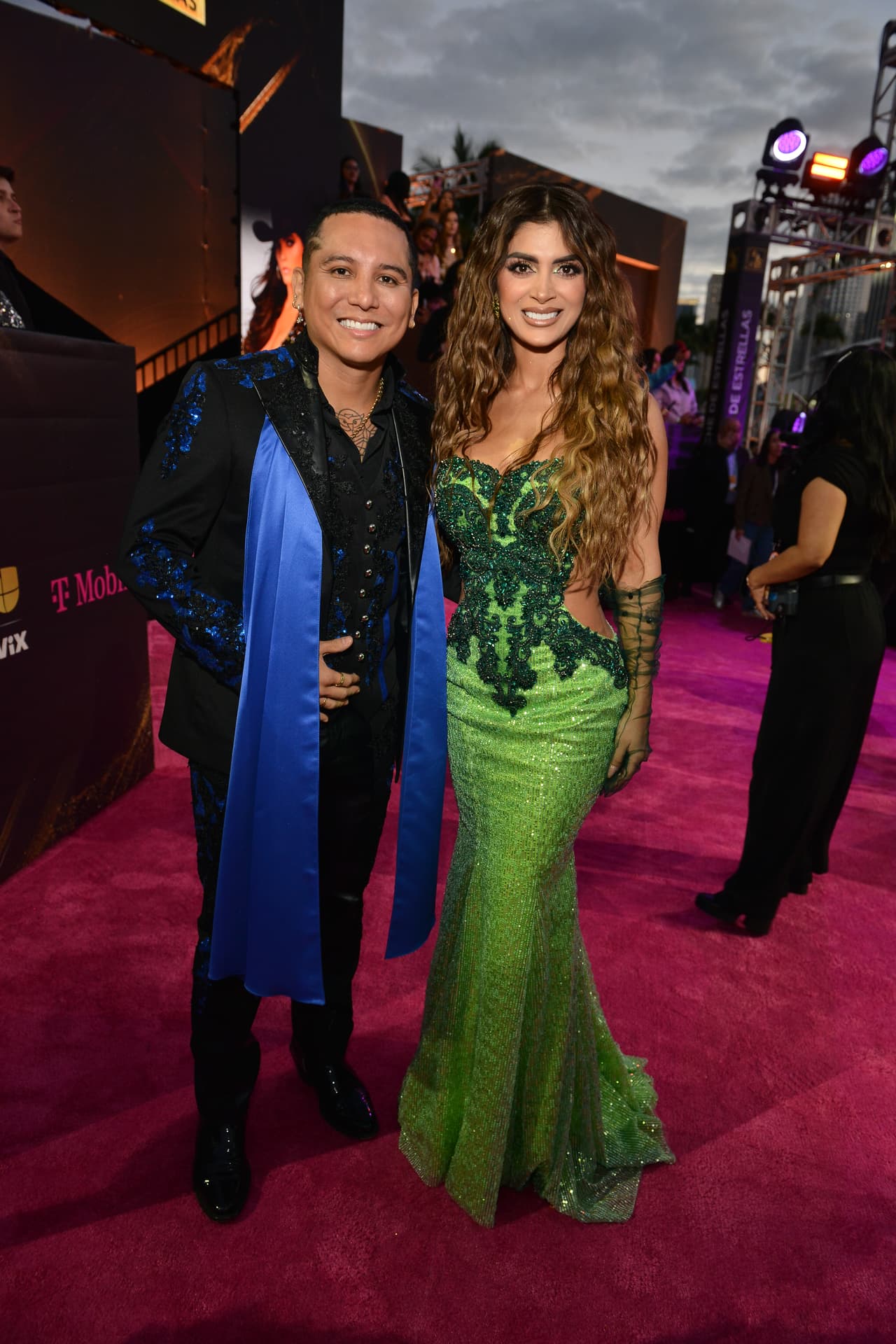 <b>Edwin Luna </b>y su esposa Kimberly Flores contrastaron con sus colores.