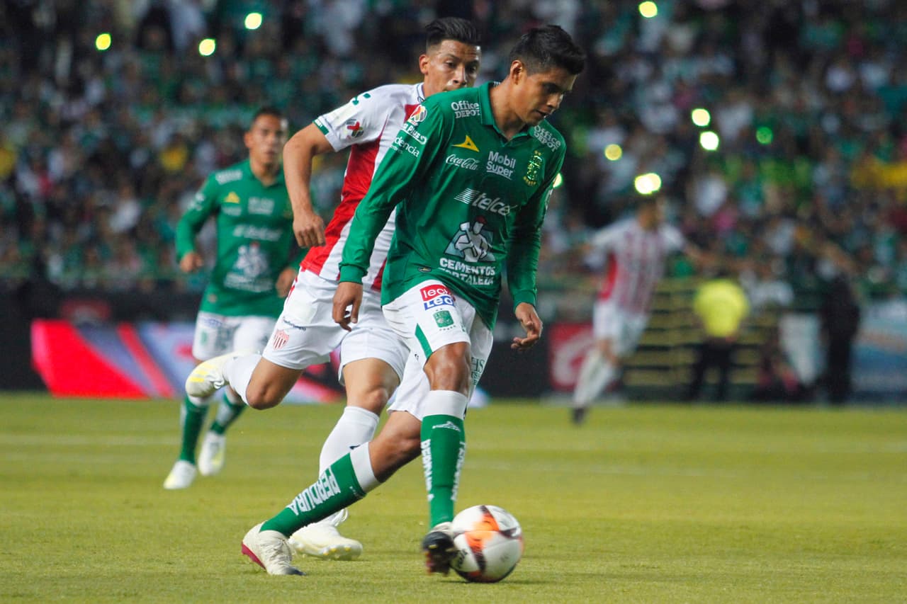 En los primeros 15 minutos de partido ambas escuadras trataron de apoderarse del esférico, pero la disputa fue intensa en todo el campo y fue alternada.