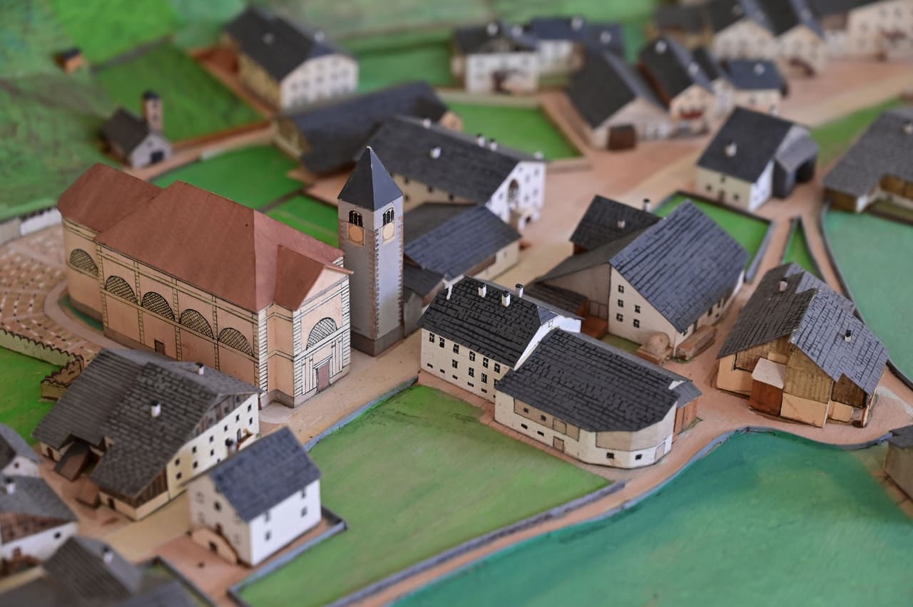 Una maqueta del pueblo antes de la inundación vista en un museo de Curon Venosta, la nueva población a la que muchos de los residentes del antiguo pueblo se mudaron. A pesar de las objeciones de sus residentes, Curon quedó sumergido en 1950 cuando las autoridades decidieron fusionar dos lagos cercanos para crear energía hidroeléctrica.