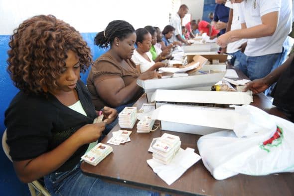 Los candidatos presidenciales de Haití cerraron sus campañas electorales con manifestaciones bulliciosas acompañadas de música.