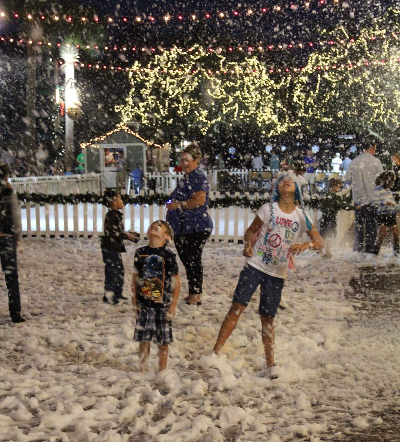 <b>Now Snowing </b>
<br>
<b>Fechas:</b> 26 de noviembre al 31 de diciembre
<br>
<b>Lugar:</b> Celebration Town Center
<br>
<b>Sitio web</b>: 
<a href="https://celebration.fl.us/events/now-snowing-2/">https://celebration.fl.us/events/now-snowing-2/</a> 
<br>
<br>Now Snowing es un evento que incluye villancicos paseantes al estilo de Charles Dickens, fotos con Santa, paseos en carruajes tirados por caballos, paseos en tren, patinaje sobre hielo y “nevadas” nocturnas.