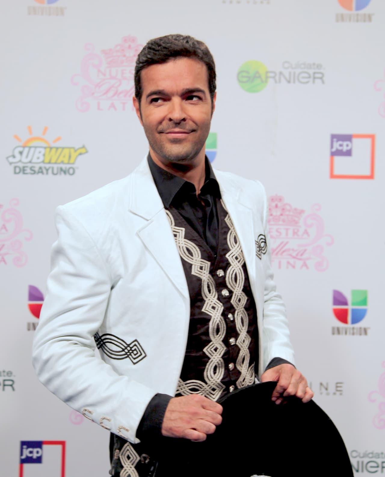 Por su problema perdió el contrato con su disquera y se vio obligado a rehabilitarse. Desde entonces ha tenido exito en novelas como 'Fuego en la sangre', 'Triunfo del amor' y 'Mi corazón es tuyo'.