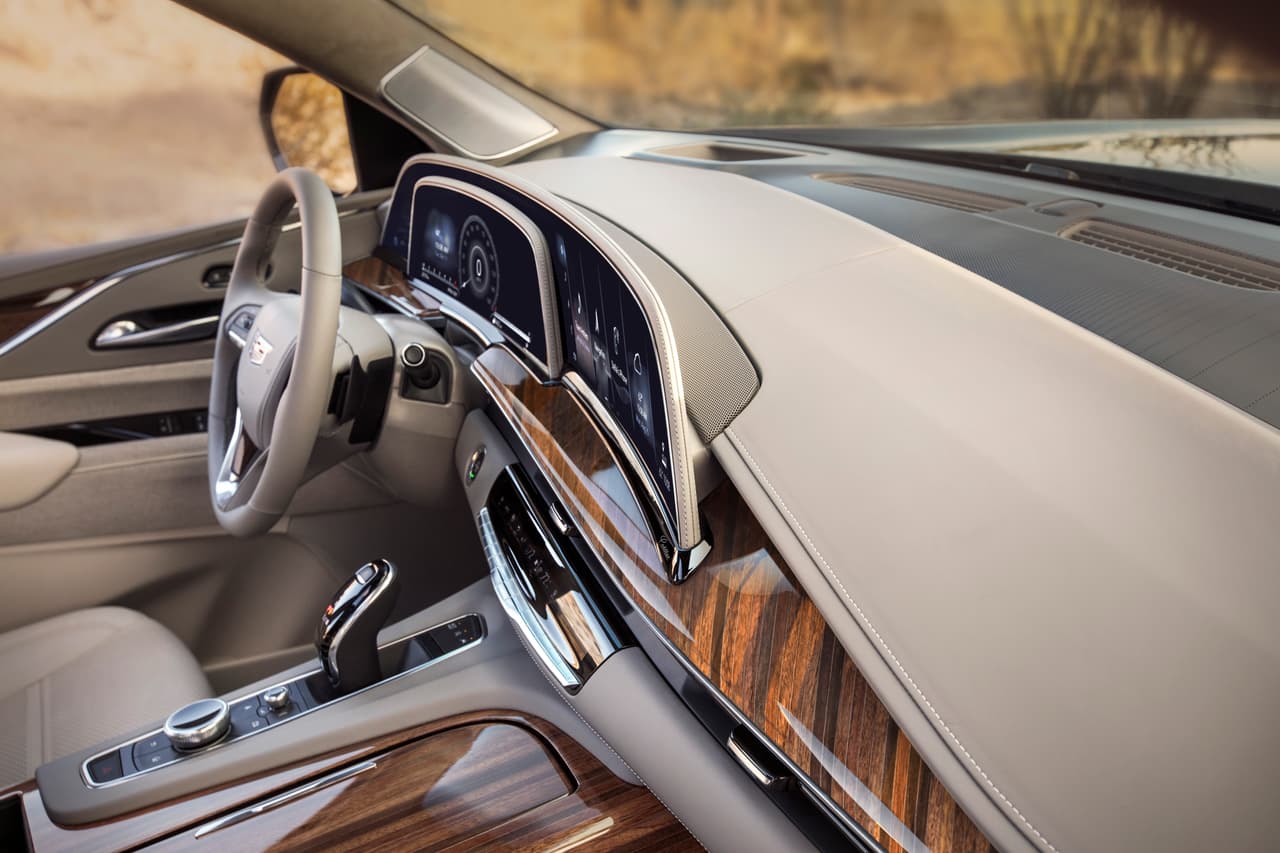 Otras características interesantes del sistema de sonido es que el volumen puede ser ajustado en las secciones delanteras y traseras del vehículo de manera independiente; éste también se sincroniza con el sistema de navegación para dar direcciones sonoras específicas. Por ejemplo, si hay que doble a la derecha, entonces la instrucción se reproducirá únicamente desde las bocinas derechas.