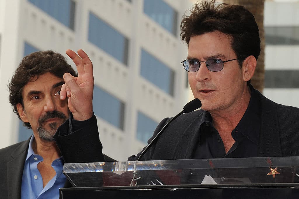 Fue hasta antes de la temporada 8 cuando en una entrevista de radio con Alex Jones en febrero de 2011, Sheen dijo odiar al creador de la serie Chuck Lorre y lo llamó "estúpido", por lo que la cadena CBS canceló su contrató y la serie lo reemplazó con Ashton Kutcher como protagonista.