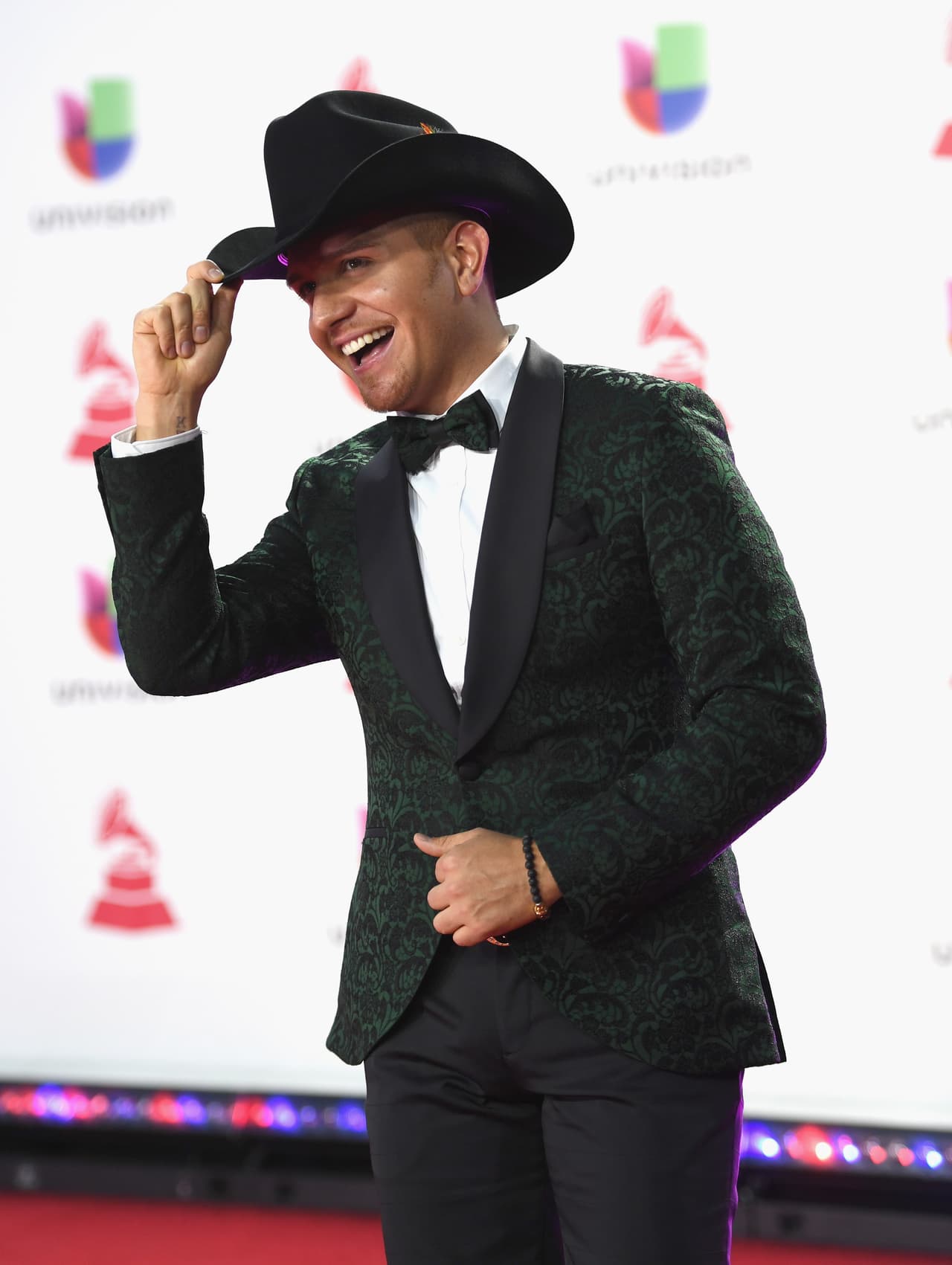 El Dasa también lució muy elagante con todo y sombrero.