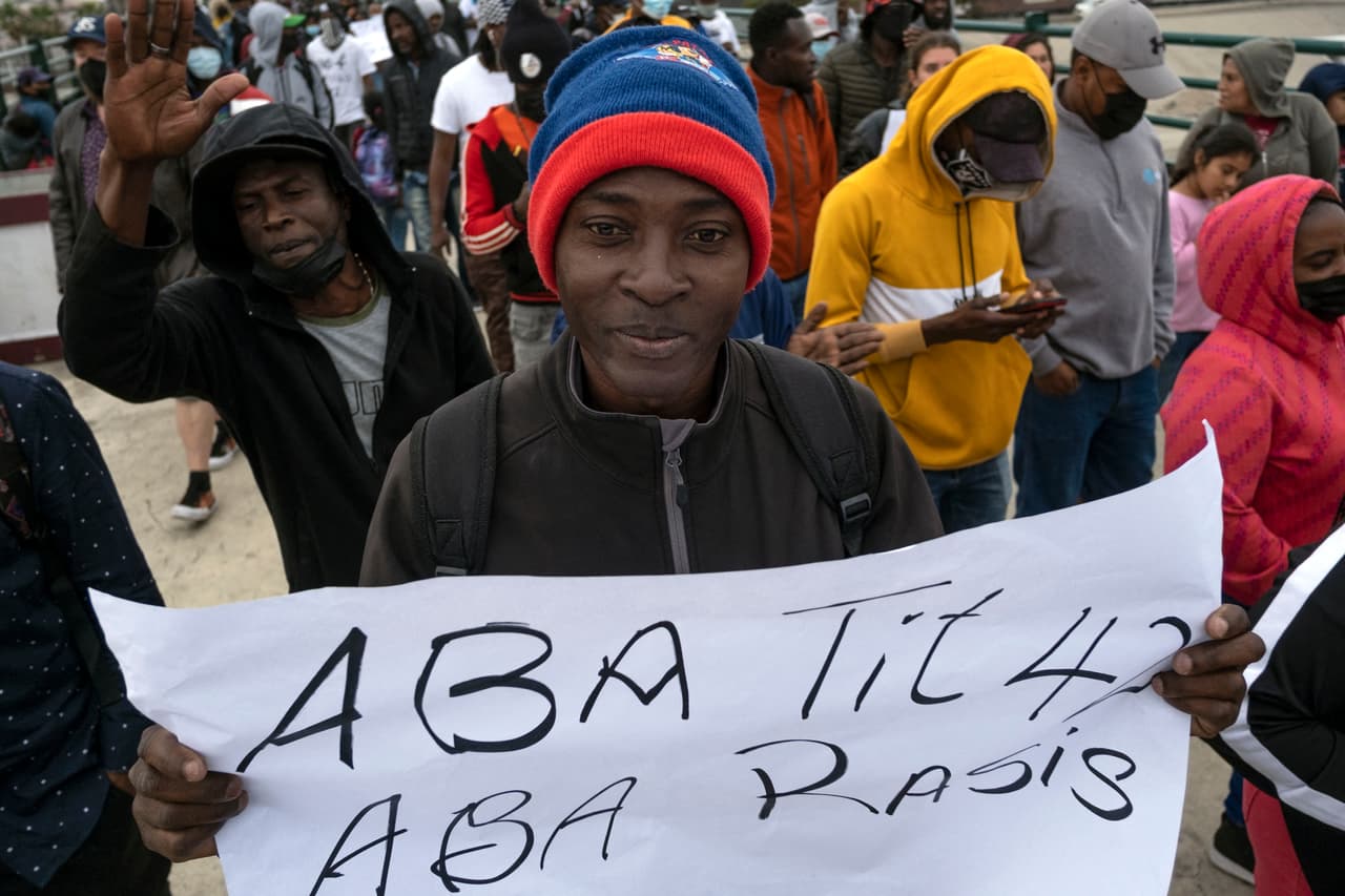 "La población migrante albergaba muchísimas esperanzas y fue una decepción muy grande (la continuidad del 
<b>Título 42</b>), muy desesperanzador y para algunas personas hasta devastador", dijo Judith Cabrera, directora del Centro de Crisis Fronteriza, una organización que ayuda a migrantes.