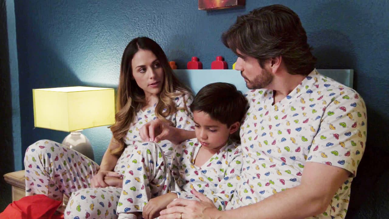 Debutó en 
<b>'Mi marido tiene familia'</b>, su personaje era David y fue adoptado por Julieta y Robert, papeles que interpretaron Zuria Vega y Daniel Arenas, los protagonistas de la historia.
<br>