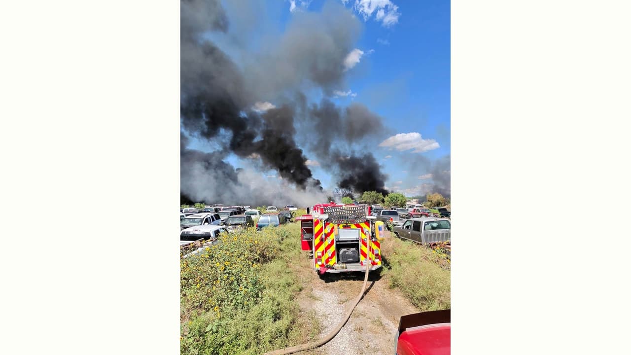 De acuerdo con 
<b>Robert Percy Rowland</b>, propietario de la hacienda, el incendio comenzó en un terreno vecino como un fuego de pasto que se salió de control.
<br>
<br>Las llamas cruzaron la cerca de la propiedad y alcanzaron una pila de neumáticos. Debido al viento, 
<b>el fuego se propagó rápidamente</b> dentro del terreno.
