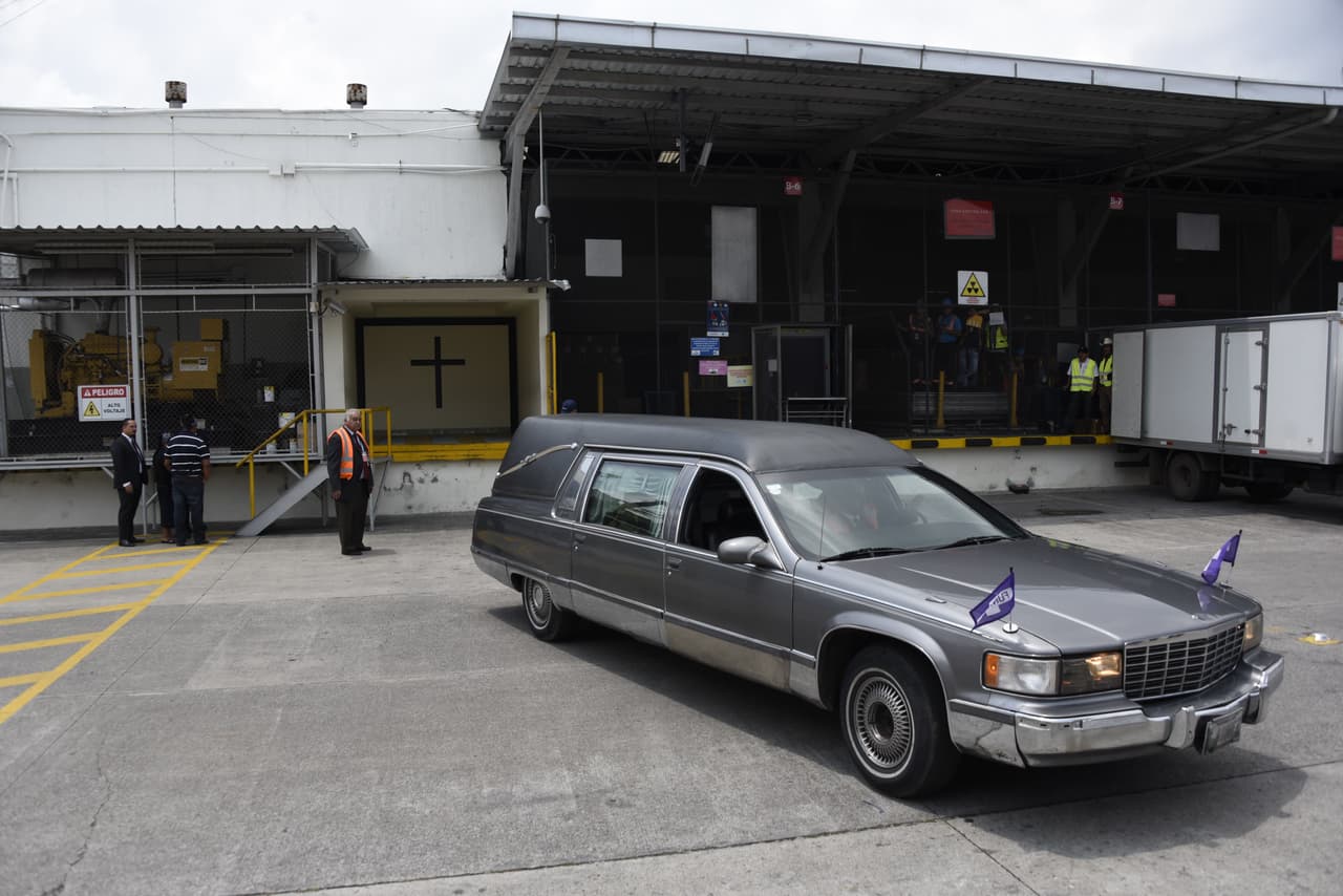 El proceso de repatriación del cuerpo duró mucho menos de lo que habían anticipado las autoridades consulares. Inicialmente se había informado que el traslado no ocurriría en menos de dos semanas. “Le dimos seguimiento (al proceso) 24 horas al día… quisimos cerrar ese doloroso círculo para la familia lo más rápido posible”, dijo el cónsul Paniagua.