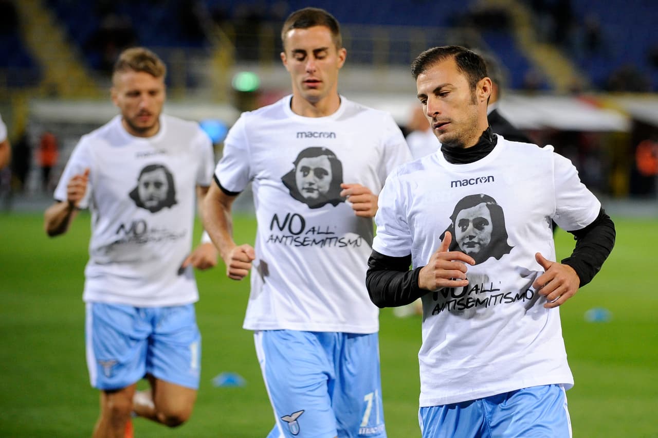 Como respuesta, el equipo del Lazio usó una playera durante su calentamiento, reprobando actos racistas, en este caso la playera muestra a Ana Frank con la frase “no al antisemitismo”.